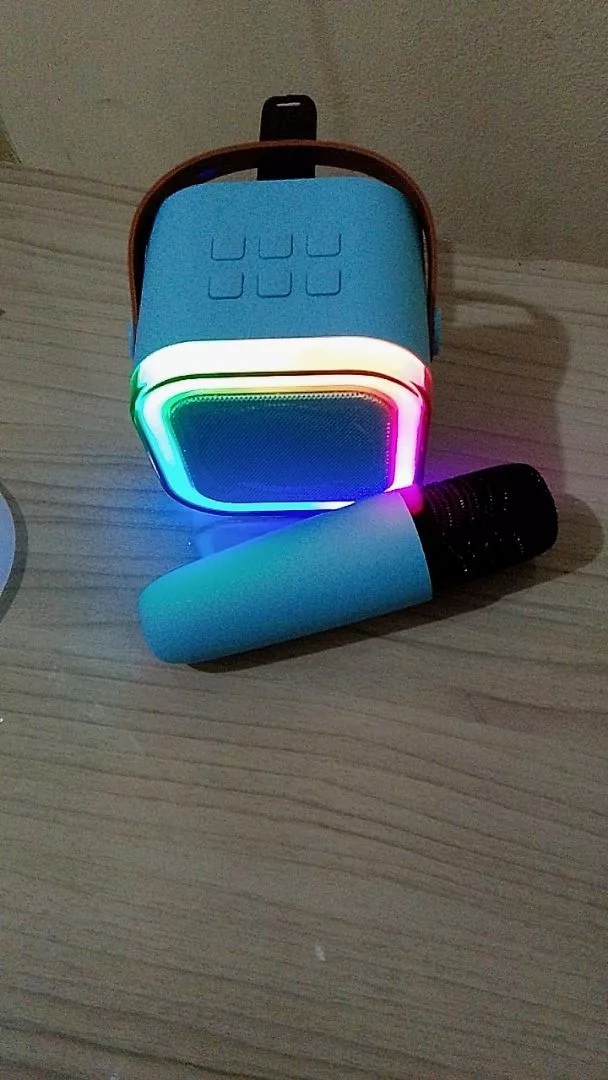 Caixa de Som Karaokê Bluetooth Portátil Bateria Longa Duração 2 Microfones IZEBOX FUN photo review