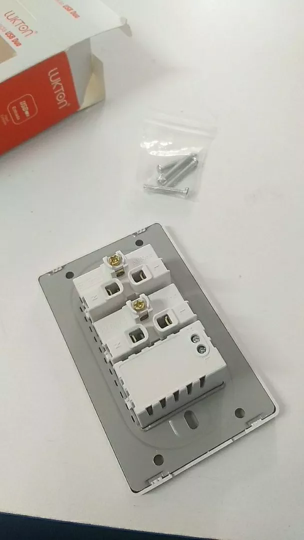 Tomada de Parede Bivolt com 2 USB, Proteção Contra Curto e Compatível Universal IZEPOWER SAFE photo review