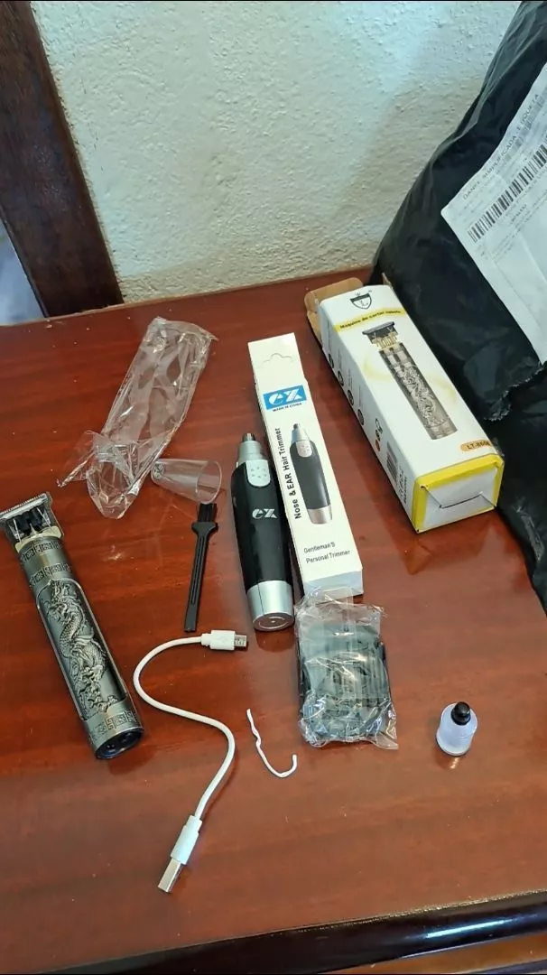Kit Barbeador e Aparador Masculino Profissional Metal Bateria 1200mAh IZEEDGE PRO photo review