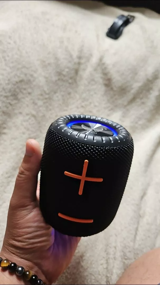 Caixa de Som Bluetooth 5.0 Potente 8W, Bateria Longa, À Prova D'Água, LED RGB, Portátil - IZEBOOM PLAY photo review