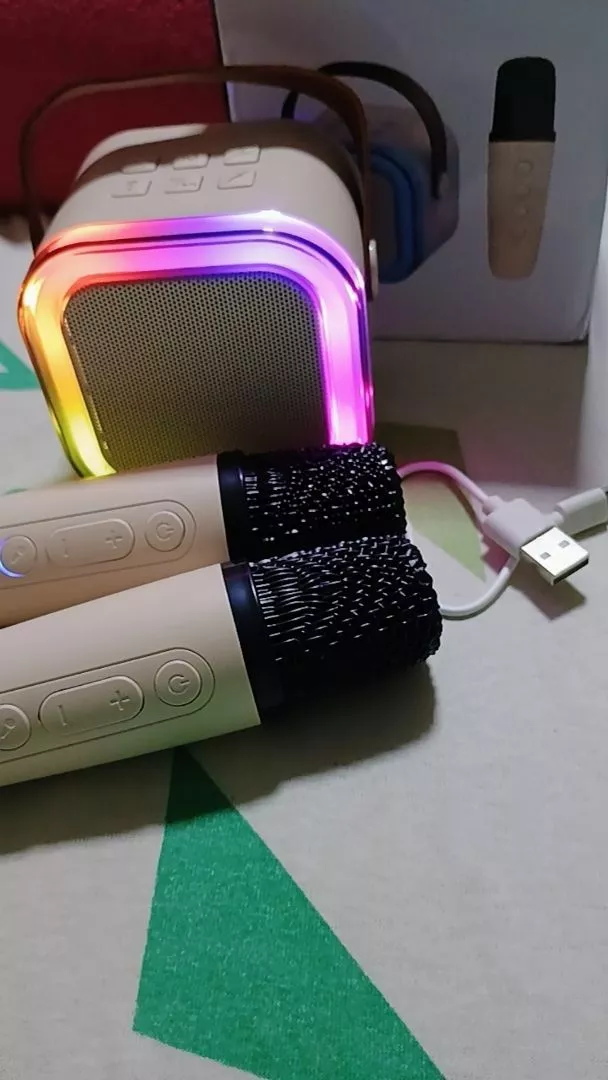 Caixa de Som Bluetooth Karaokê Colorida 5W Microfones Bateria Potente IZEBOX FUN photo review