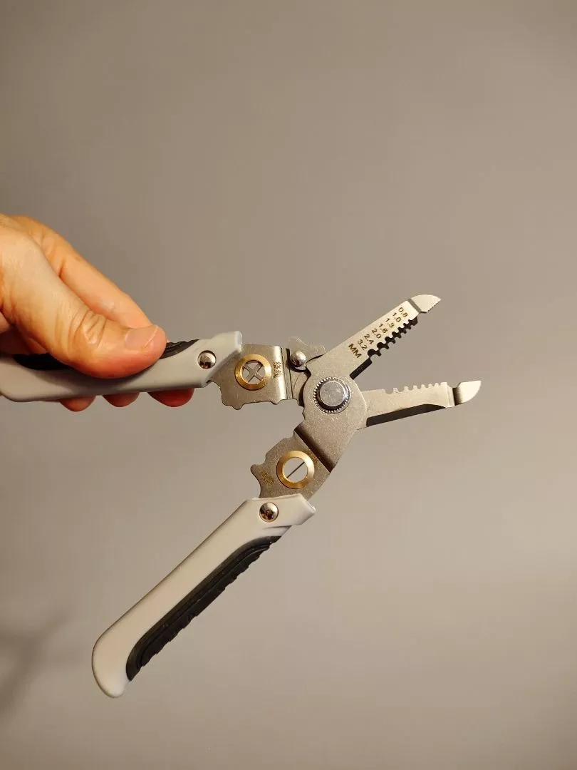 Alicate Desencapador de Fios Inox, Multifuncional, Cabo Antiderrapante IZEWIRE PRO photo review