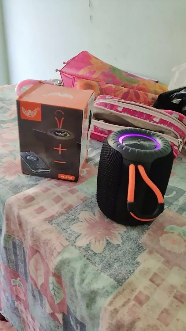 Caixa de Som Bluetooth 5.0 Potente 8W, Bateria Longa, À Prova D'Água, LED RGB, Portátil - IZEBOOM PLAY photo review