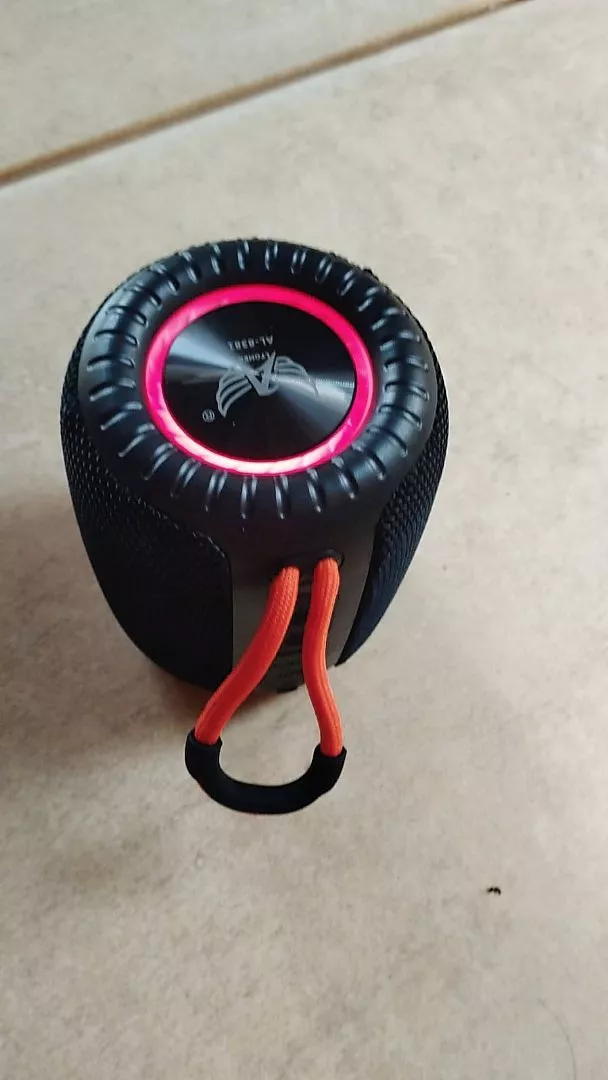 Caixa de Som Bluetooth 5.0 Potente 8W, Bateria Longa, À Prova D'Água, LED RGB, Portátil - IZEBOOM PLAY photo review