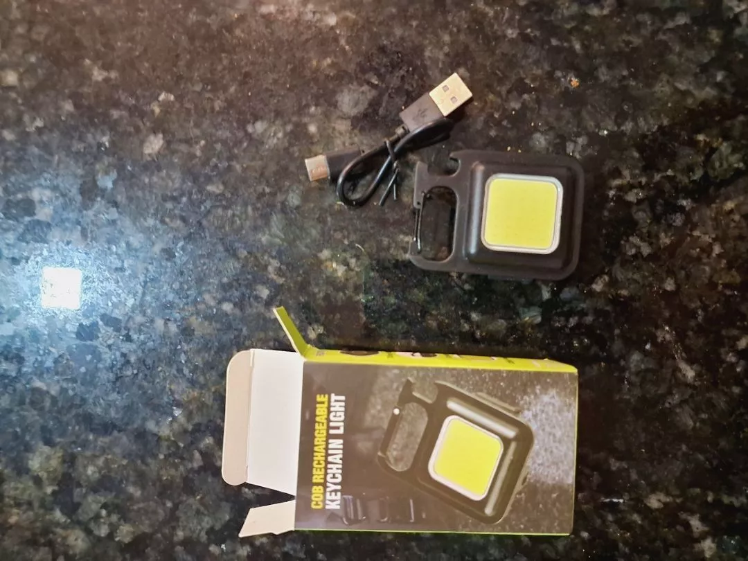 Mini Lanterna LED Portátil USB Recarregável 3 Modos com Abridor Resistente à Água IZEFLASH KEY photo review