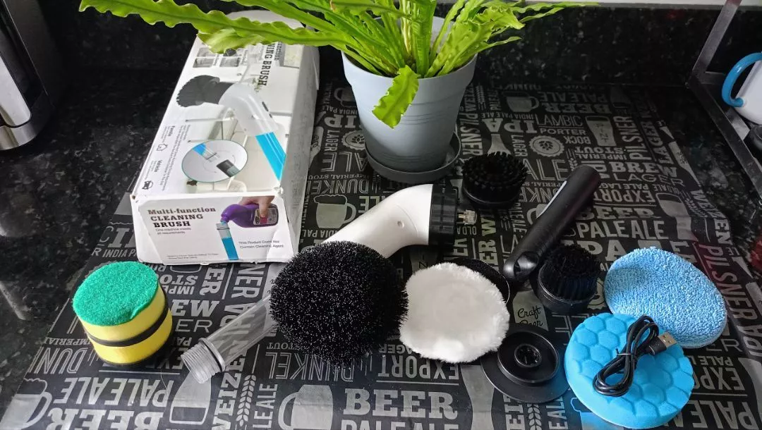 Escova de Limpeza Elétrica Rotativa 9 em 1 com Dispenser de Sabão, Sem Fio, Recarregável, Multiuso IZEPOWER CLEAN photo review