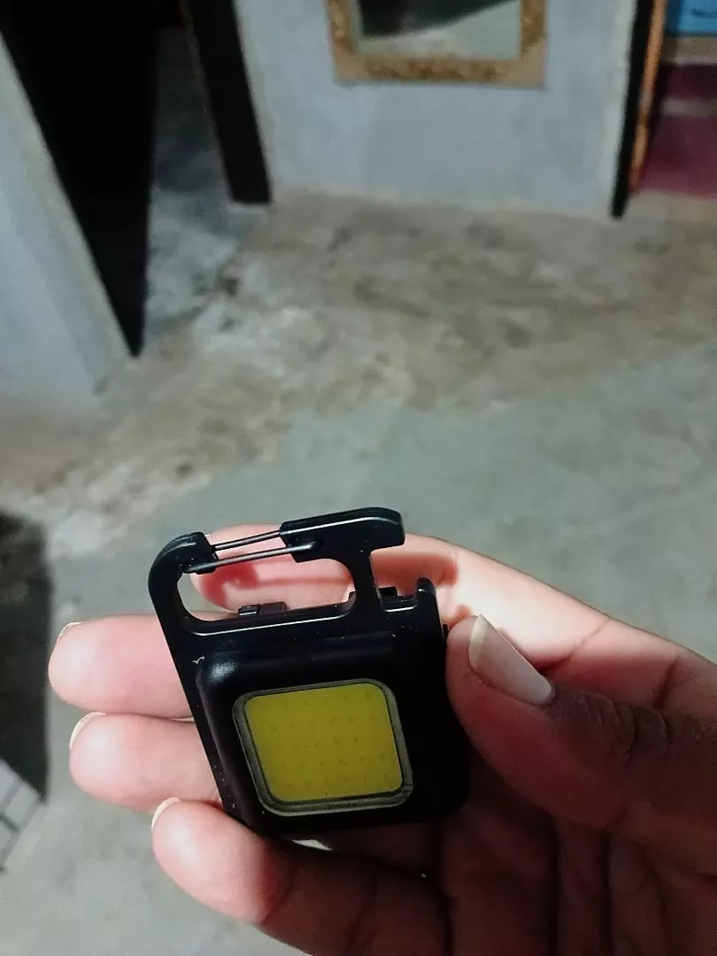 Mini Lanterna LED Portátil USB Recarregável 3 Modos com Abridor Resistente à Água IZEFLASH KEY photo review