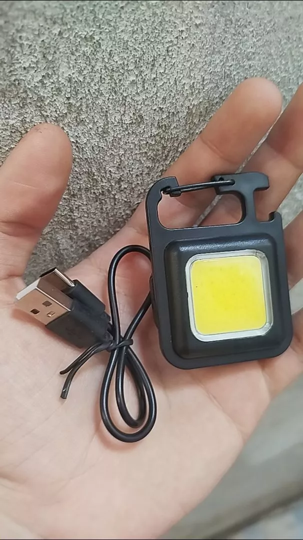 Mini Lanterna LED Portátil USB Recarregável 3 Modos com Abridor Resistente à Água IZEFLASH KEY photo review