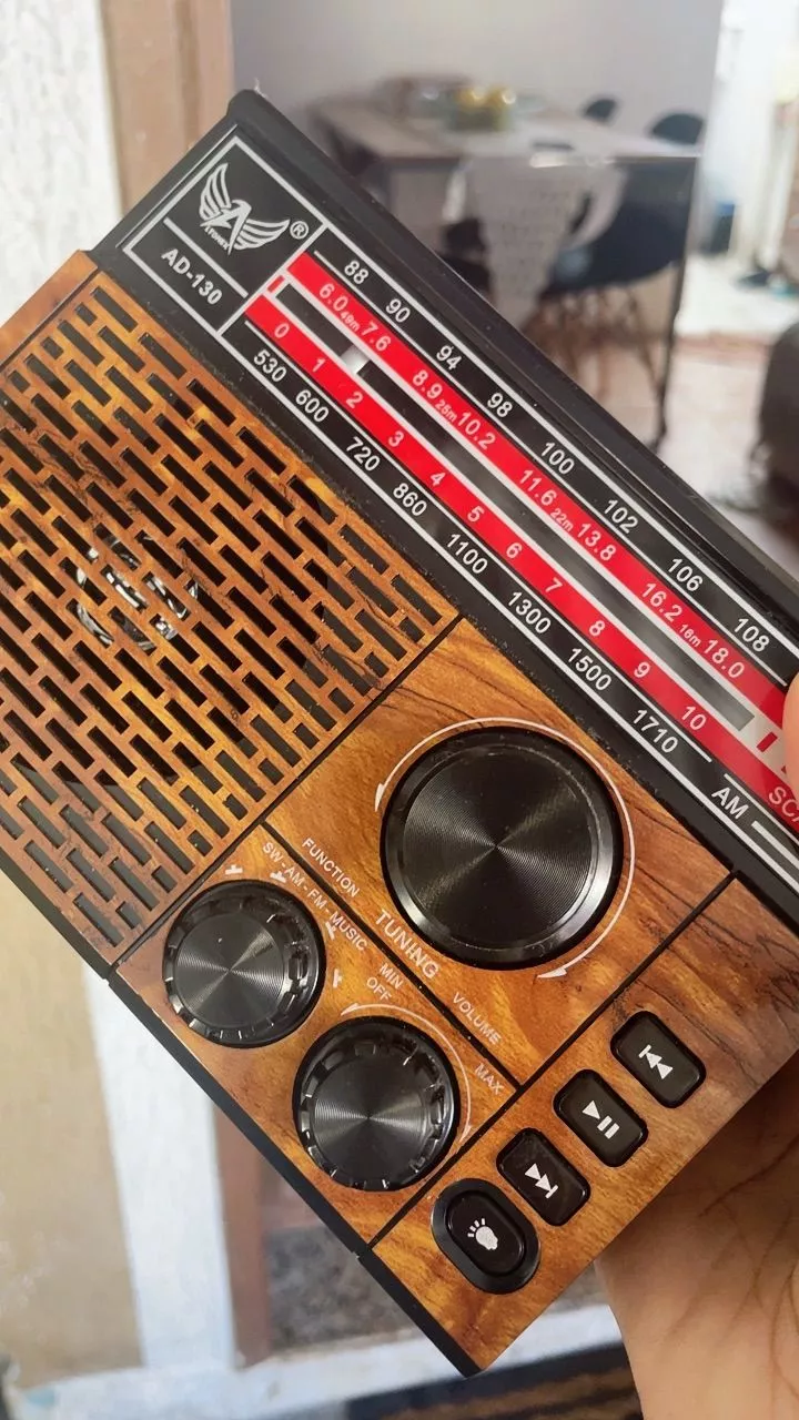 Rádio Retrô Altomex Solar Recarga USB Lanterna 3W IZERADIO POWER photo review