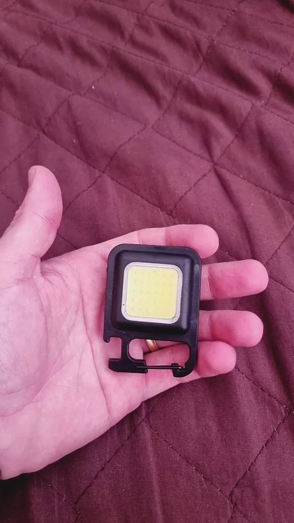 Mini Lanterna LED Portátil USB Recarregável 3 Modos com Abridor Resistente à Água IZEFLASH KEY photo review