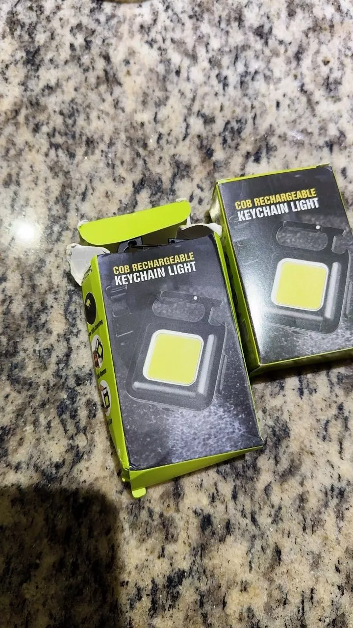Mini Lanterna LED Portátil USB Recarregável 3 Modos com Abridor Resistente à Água IZEFLASH KEY photo review