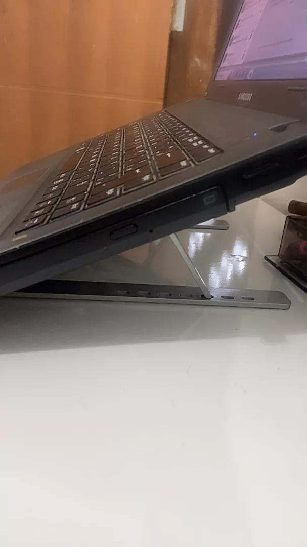 Suporte Dobrável para Laptop e Tablet, Altura Ajustável, Dissipação de Calor IZESTAND PRO photo review
