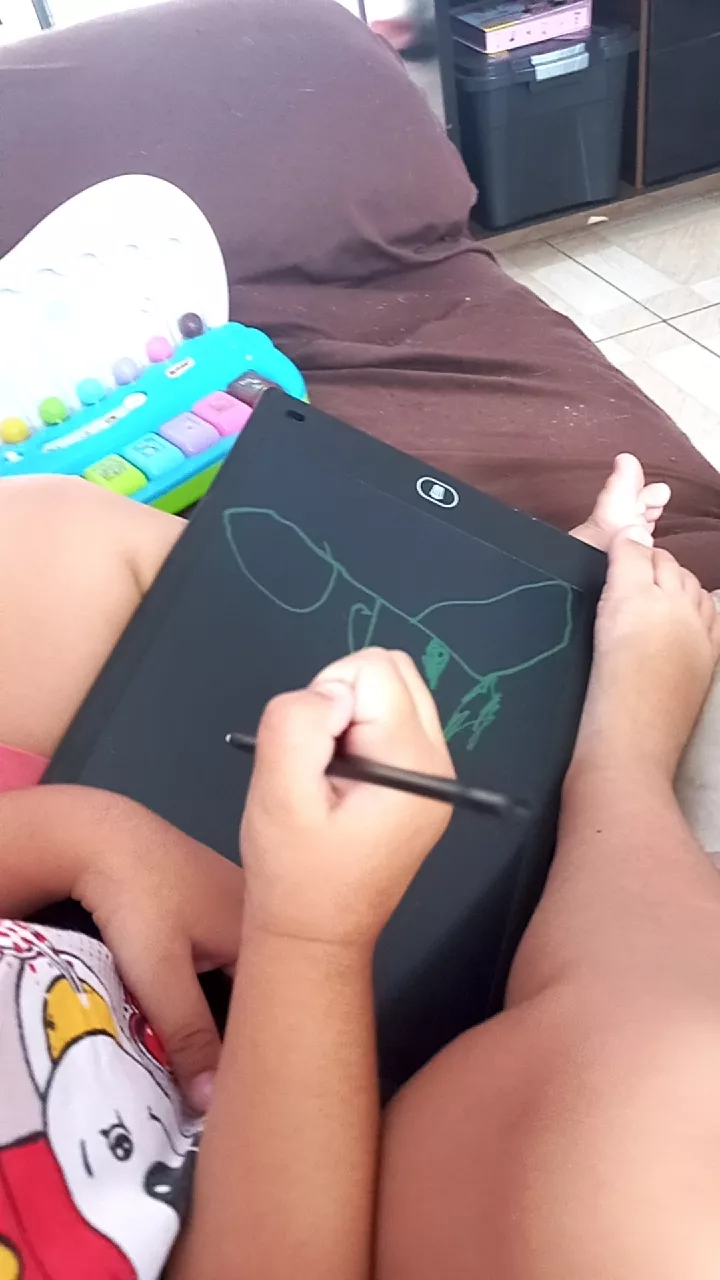 Tablet Infantil Escrita LCD 12 Polegadas Arco-Íris Reciclável IZEMAGIC KIDS photo review