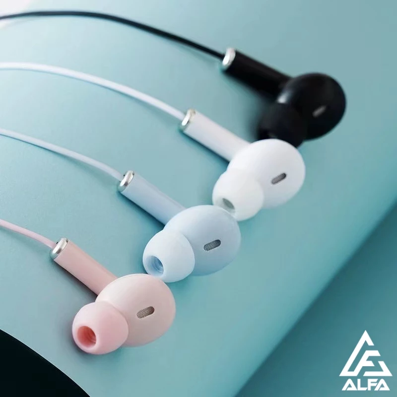 Fone IzESound PRO com cabo 1.2 metros, foco no cabo flexível e plug P2