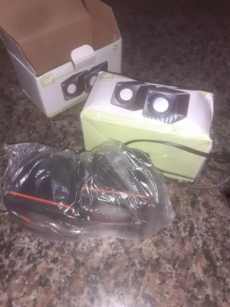 Caixa de Som Mini USB Estéreo 6W P2 Para PC e Notebook IZELOUD BOX photo review