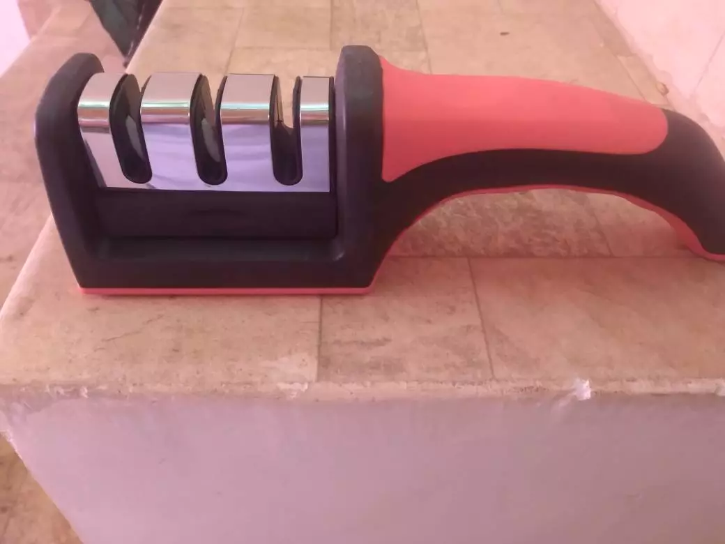 Afiador de Facas 3 Estágios Base Emborrachada Cabo Anatômico IZESHARP PRO photo review