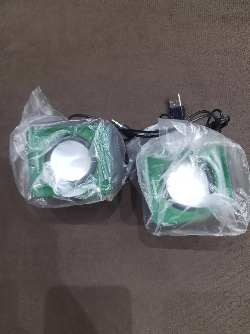 Caixa de Som Mini USB Estéreo 6W P2 Para PC e Notebook IZELOUD BOX photo review