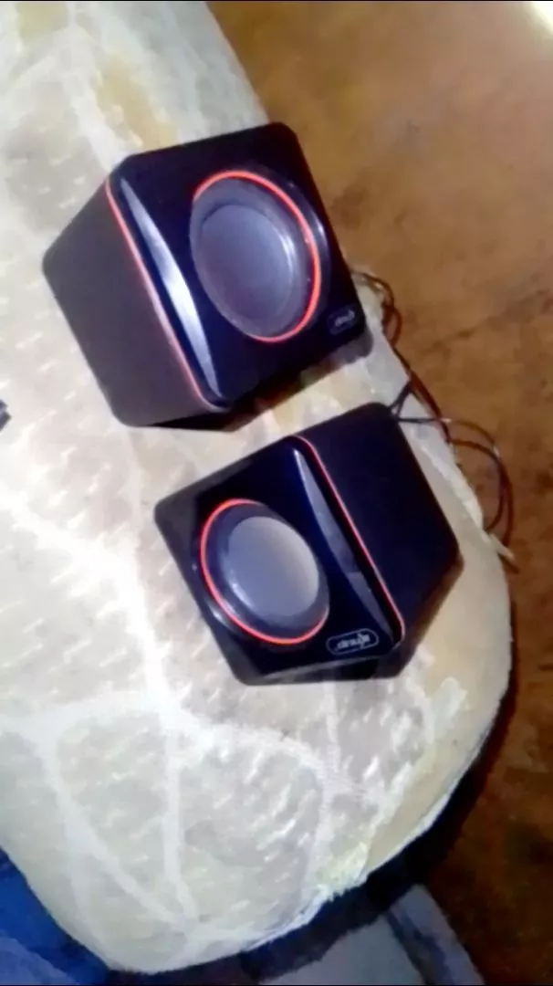 Caixa de Som Mini USB Estéreo 6W P2 Para PC e Notebook IZELOUD BOX photo review