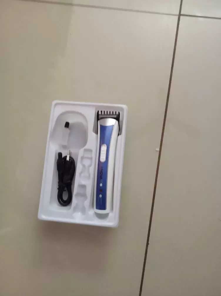 Máquina de Cortar Cabelo Sem Fio, Bivolt, Pente Regulável IZEBLADE PRO photo review