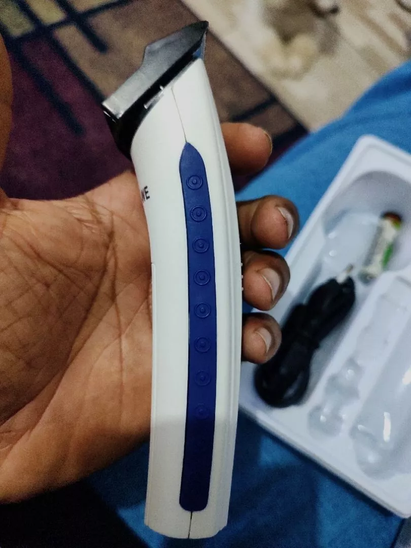 Máquina de Cortar Cabelo Sem Fio, Bivolt, Pente Regulável IZEBLADE PRO photo review
