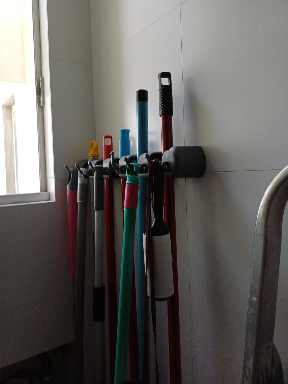 Suporte para Vassoura e Mop Parede 5 Espaços 6 Ganchos 16kg Inox Organizador Multiuso IZEHOLD PRO photo review
