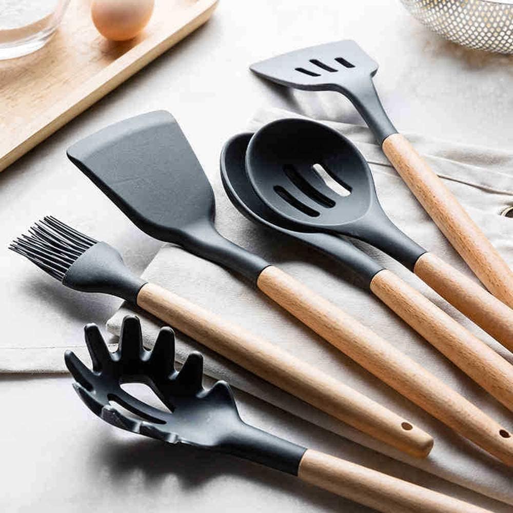 Kit Utensílios Cozinha 12 Peças Silicone Preto Cabo Madeira Premium Anticalor IZECOOK PRO IZESHOP Utensílios de cozinha em silicone antiaderente com cabos de madeira para proteger panelas