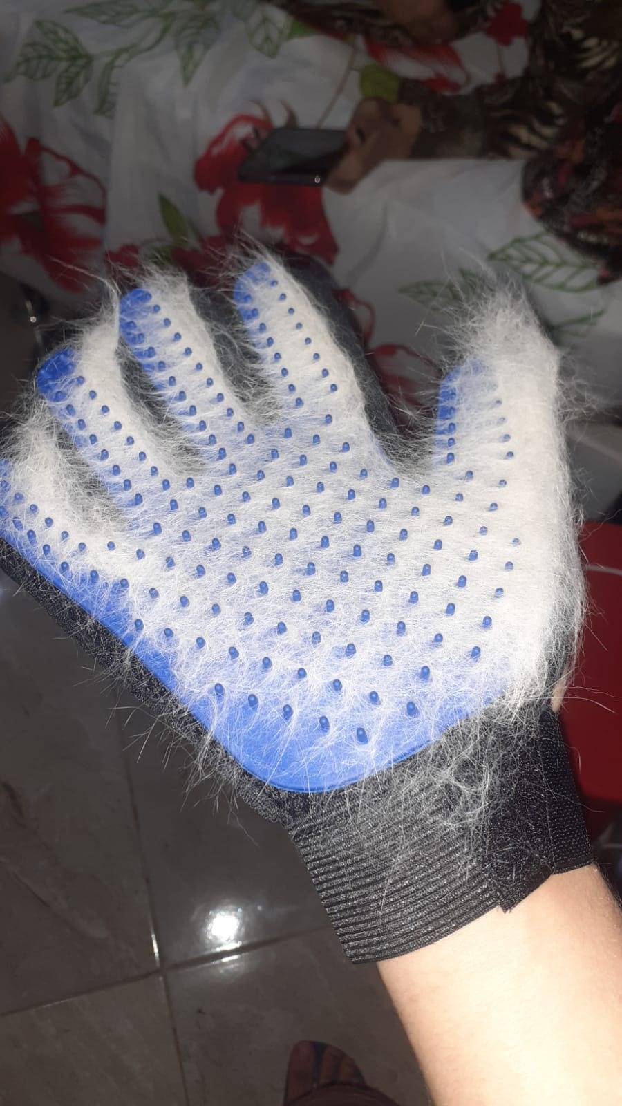 Luva Escova Tira Pelos Pet Cães Gatos Borracha Azul Preta Ajustável Massageadora IZECARE PRO photo review