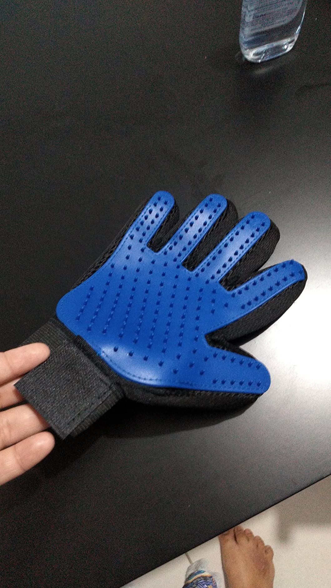 Luva Escova Tira Pelos Pet Cães Gatos Borracha Azul Preta Ajustável Massageadora IZECARE PRO photo review
