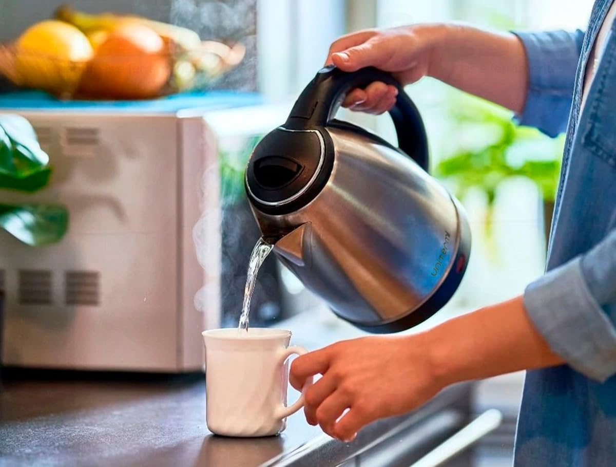 Chaleira Elétrica Inox 1,8L 110V 1100W Desligamento Automático Premium IZEBOIL PRO IZESHOP Chaleira elétrica premium em inox com acabamento elegante para cozinha