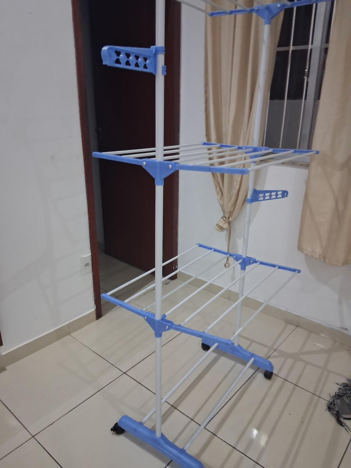 Varal de Chão 3 Andares Dobrável Regulável Preto com Rodinhas, Cabideiro e Sapateira IZEHOME PRO photo review