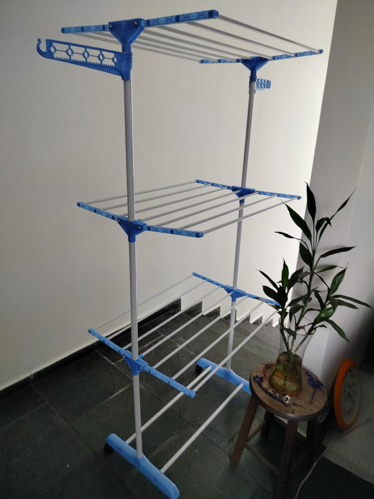 Varal de Chão 3 Andares Dobrável Regulável Preto com Rodinhas, Cabideiro e Sapateira IZEHOME PRO photo review