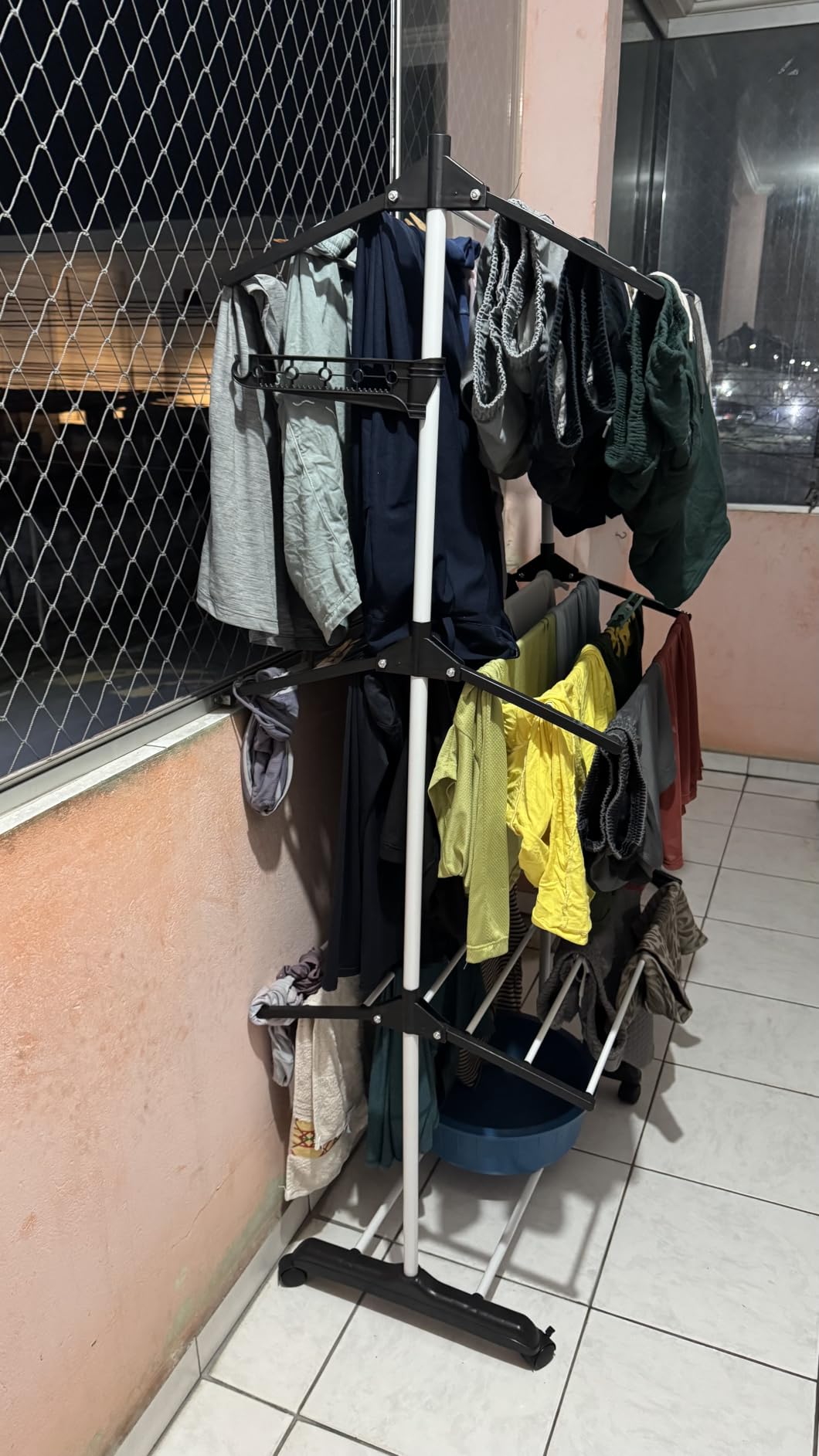 Varal de Chão 3 Andares Dobrável Regulável Preto com Rodinhas, Cabideiro e Sapateira IZEHOME PRO photo review