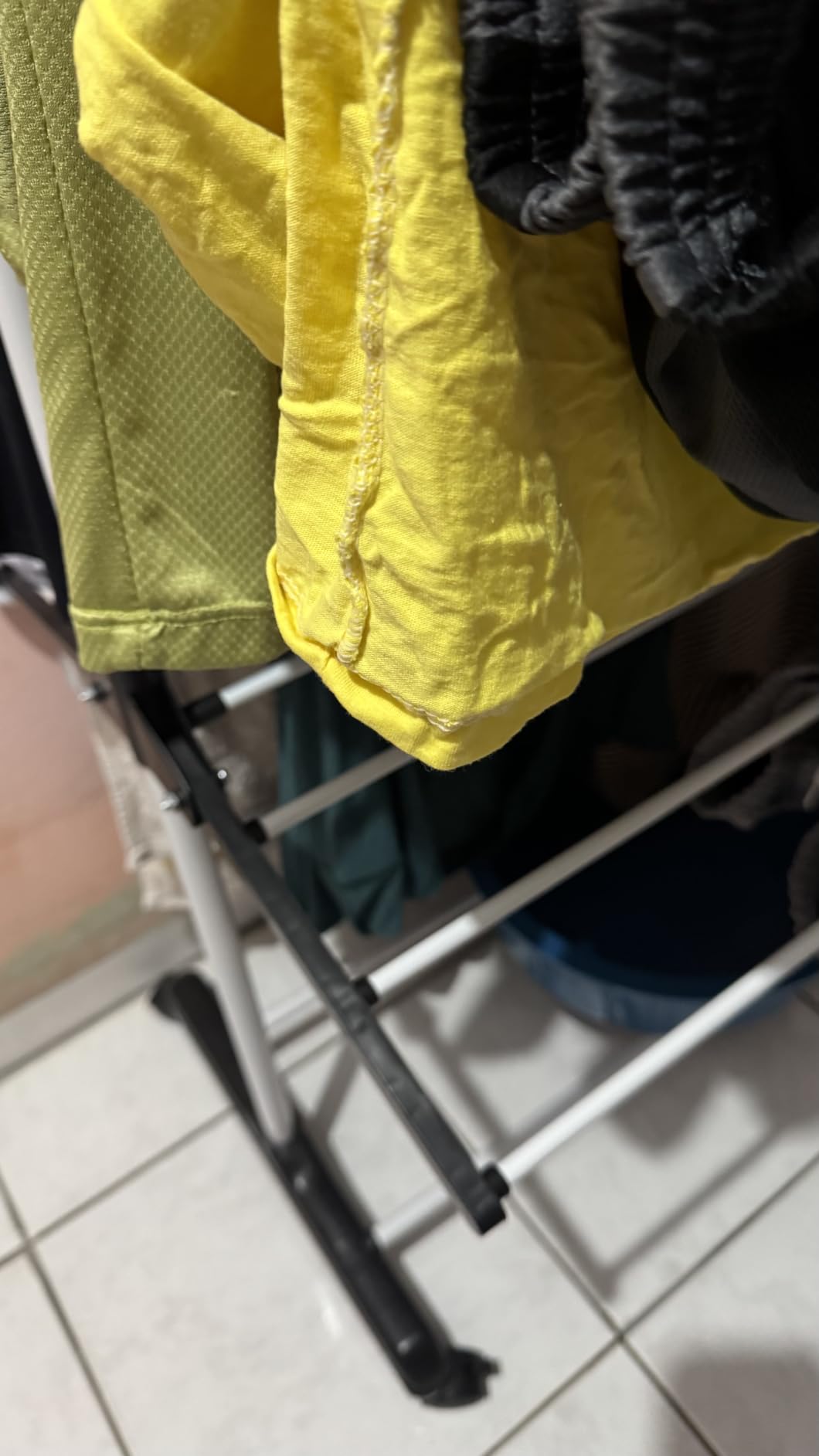 Varal de Chão 3 Andares Dobrável Regulável Preto com Rodinhas, Cabideiro e Sapateira IZEHOME PRO photo review