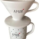Kit Caneca 300ml Decorada + Coador de Porcelana Branco Frase Motivacional Café Individual IZECOFFEE PRO