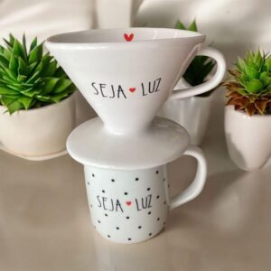 Kit Caneca 300ml Decorada + Coador de Porcelana Branco Frase Motivacional Café Individual IZECOFFEE PRO Kit Caneca 300ml Decorada + Coador de Porcelana Branco Frase Motivacional Café Individual IZECOFFEE PRO