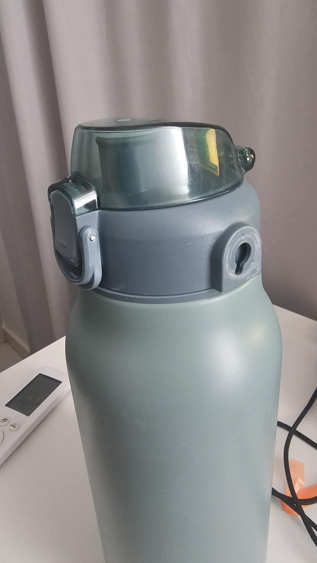 Garrafa Térmica Inox 1700ml Com Canudo, Tampa Anti-Pó, À Prova de Vazamentos, IZECOOL MAX photo review