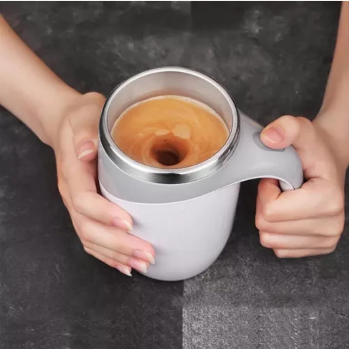 Caneca Mixer Térmica Magnética 380 ml em Inox, Tampa, Mistura Automática para Café e Shake, Recarregável USB ou 2 Pilhas AAA IZE MIX